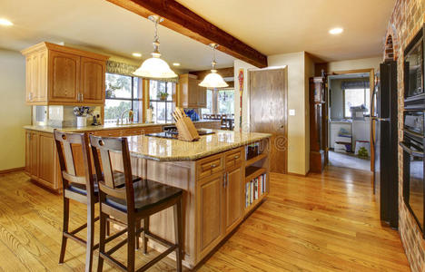 带硬木地板的大木厨房。