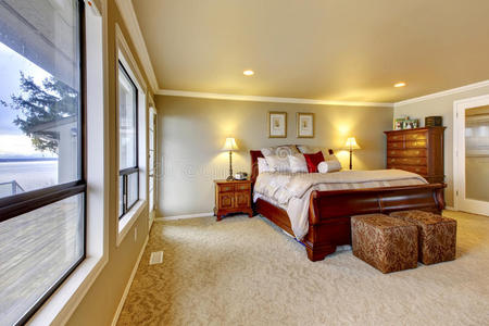 带米色墙壁和木床的主卧室。