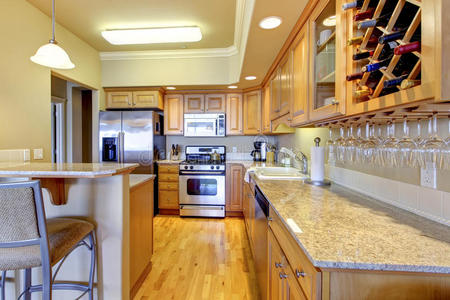 豪华公寓的木金色厨房。