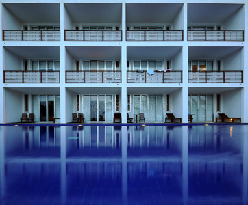 酒店游泳池阳台