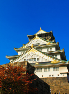 日本大阪城堡与蓝天