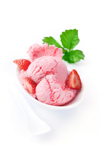 草莓冰淇淋配新鲜水果