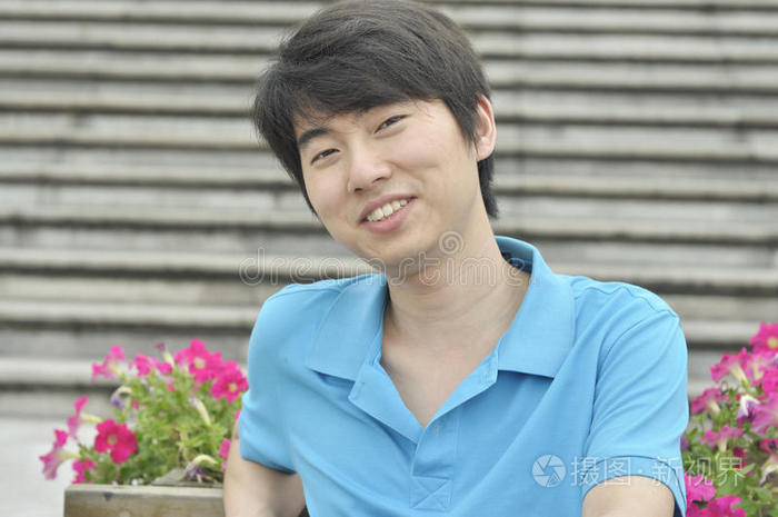 微笑的亚洲年轻人照片-正版商用图片0loj4f-摄图新视界