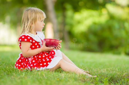 公园里坐着一个穿着漂亮的盘子的女孩