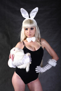 一个打扮成兔子的女孩在摄影棚拍摄