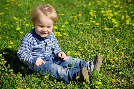 花丛中快乐的小男孩