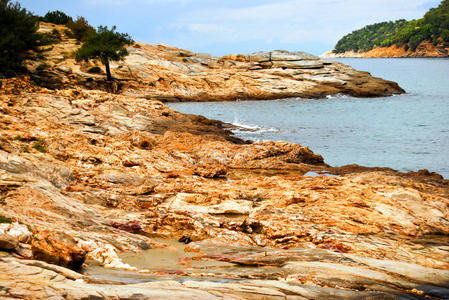 希腊萨索斯岛的岩石海滩