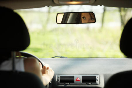 开车的女人的脸。