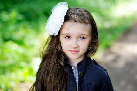可爱的小女孩，头发上有白色的蝴蝶结