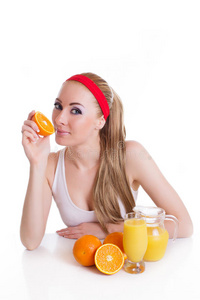 坐着喝橙汁的运动型女人
