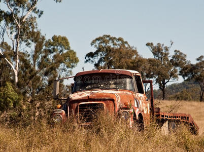 澳大利亚内陆生锈的旧农用卡车图片