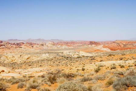 色彩斑斓的沙漠中遥远的公路
