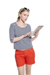 年轻女子用平板电脑