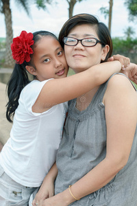 亚洲女孩拥抱母亲