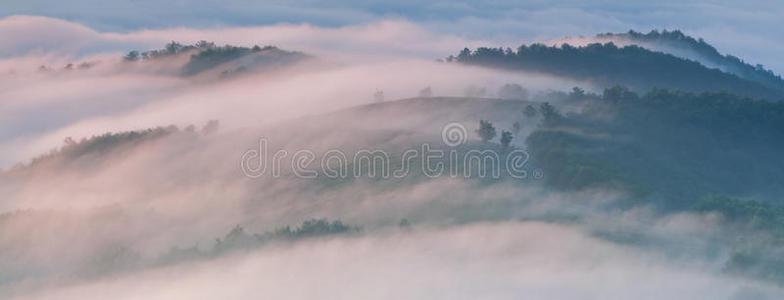山上雾蒙蒙的早晨全景