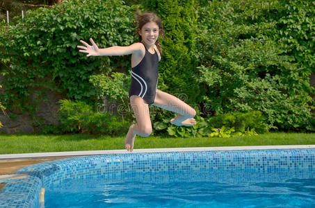 快乐活泼的孩子跳进游泳池图片
