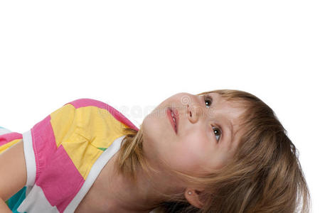 女孩抬头看照片