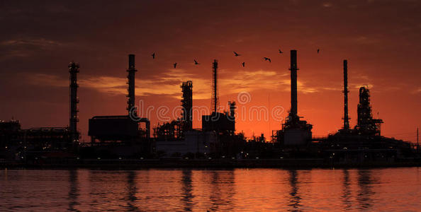 河流与炼油厂景观图片