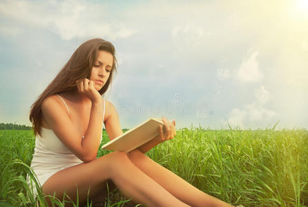 读自然书的女孩