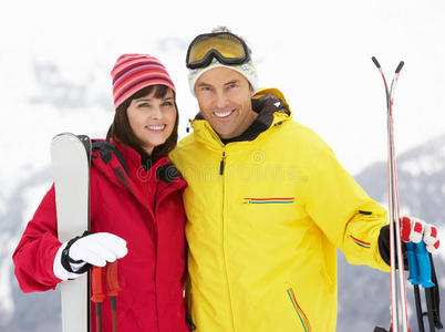 一对中年夫妇在山区滑雪度假