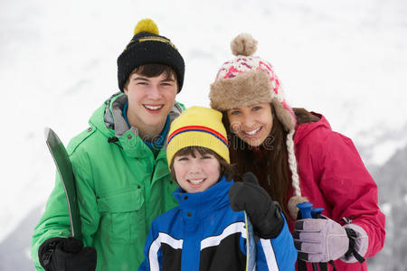山区滑雪度假的孩子们