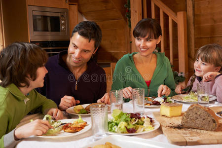 一家人一起在阿尔卑斯小屋吃饭图片