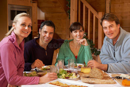 一群朋友在阿尔卑斯小屋用餐