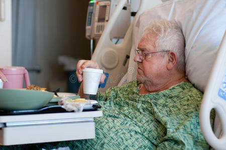 老人饮水老年男性住院患者饮水照片