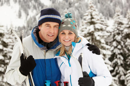 一对中年夫妇在山区滑雪度假