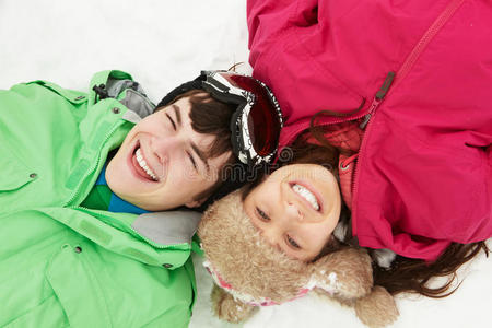 两名青少年滑雪度假俯瞰图