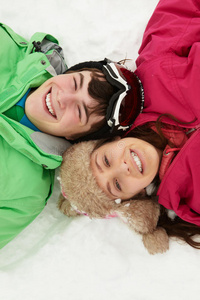 两名青少年滑雪度假俯瞰图