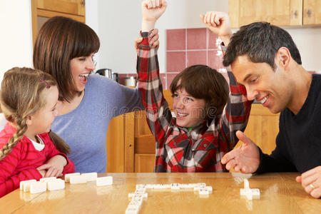 一家人在厨房里玩多米诺骨牌
