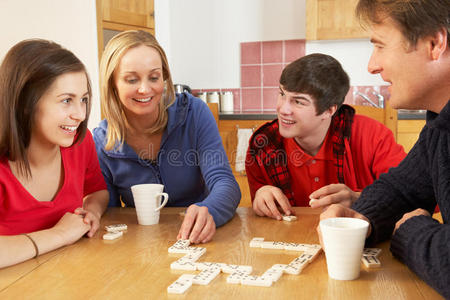 一家人在厨房里玩多米诺骨牌