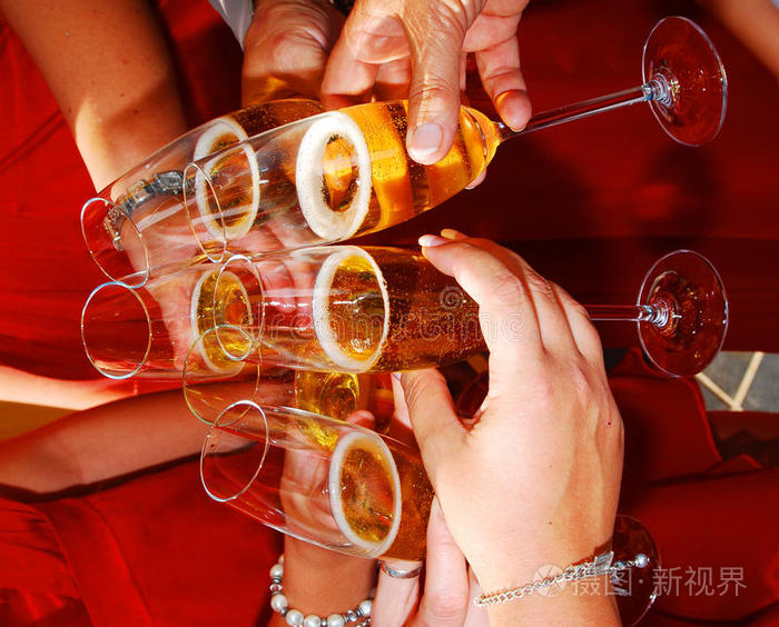 手拿香槟酒杯赢了干杯葡萄酒和葡萄香槟长笛一杯酒啤酒倒香槟干杯碰