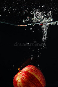 鲜红的苹果溅入水中