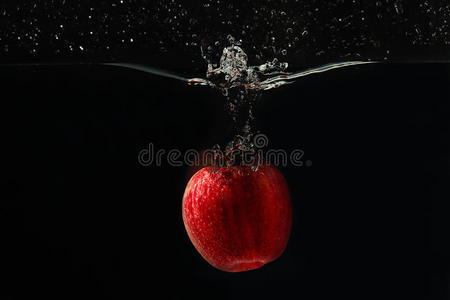 红苹果溅到水里