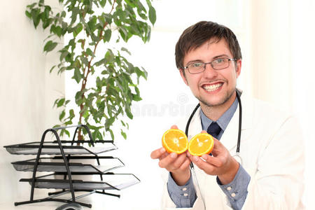手拿橘子微笑的医生