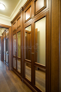 走廊木质衣柜图片