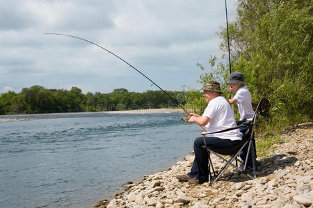 爷爷和孙子去钓鱼
