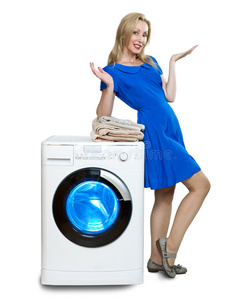 新洗衣机旁那个快乐的年轻女子