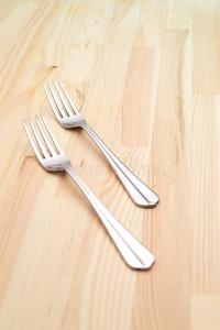 松木桌上的两把叉子