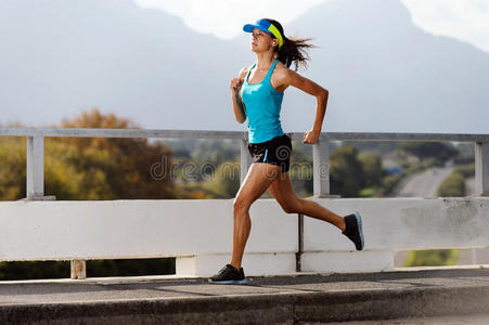 运动员在户外跑步照片