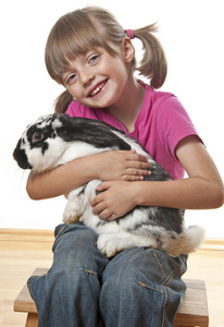 快乐的小女孩和兔子