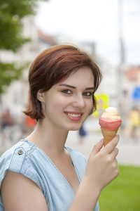 拿着冰淇淋的年轻女子