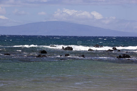 毛伊岛海岸的蓝色海水