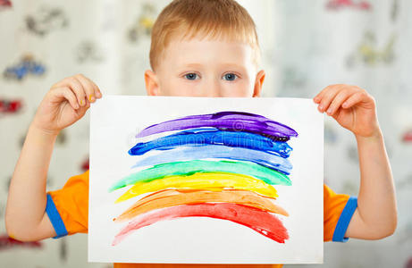 纸上画着彩虹的男孩