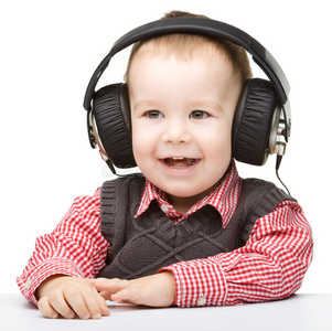 可爱的小男孩用耳机欣赏音乐