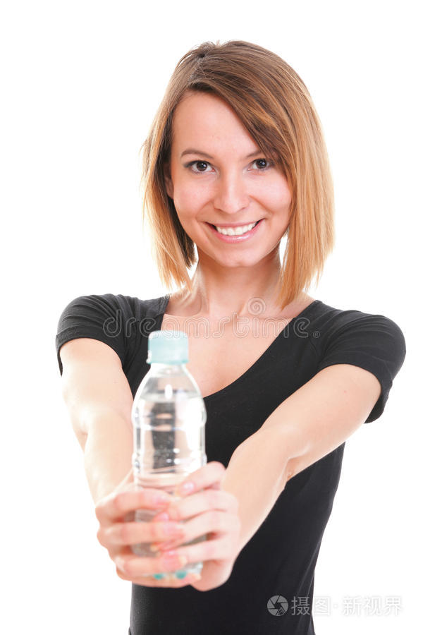 女孩从瓶子里喝水