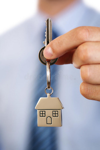 房地产经纪人给房子钥匙图片