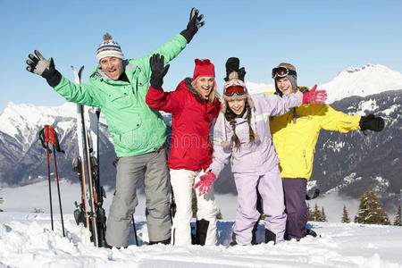 山区滑雪度假的青少年家庭